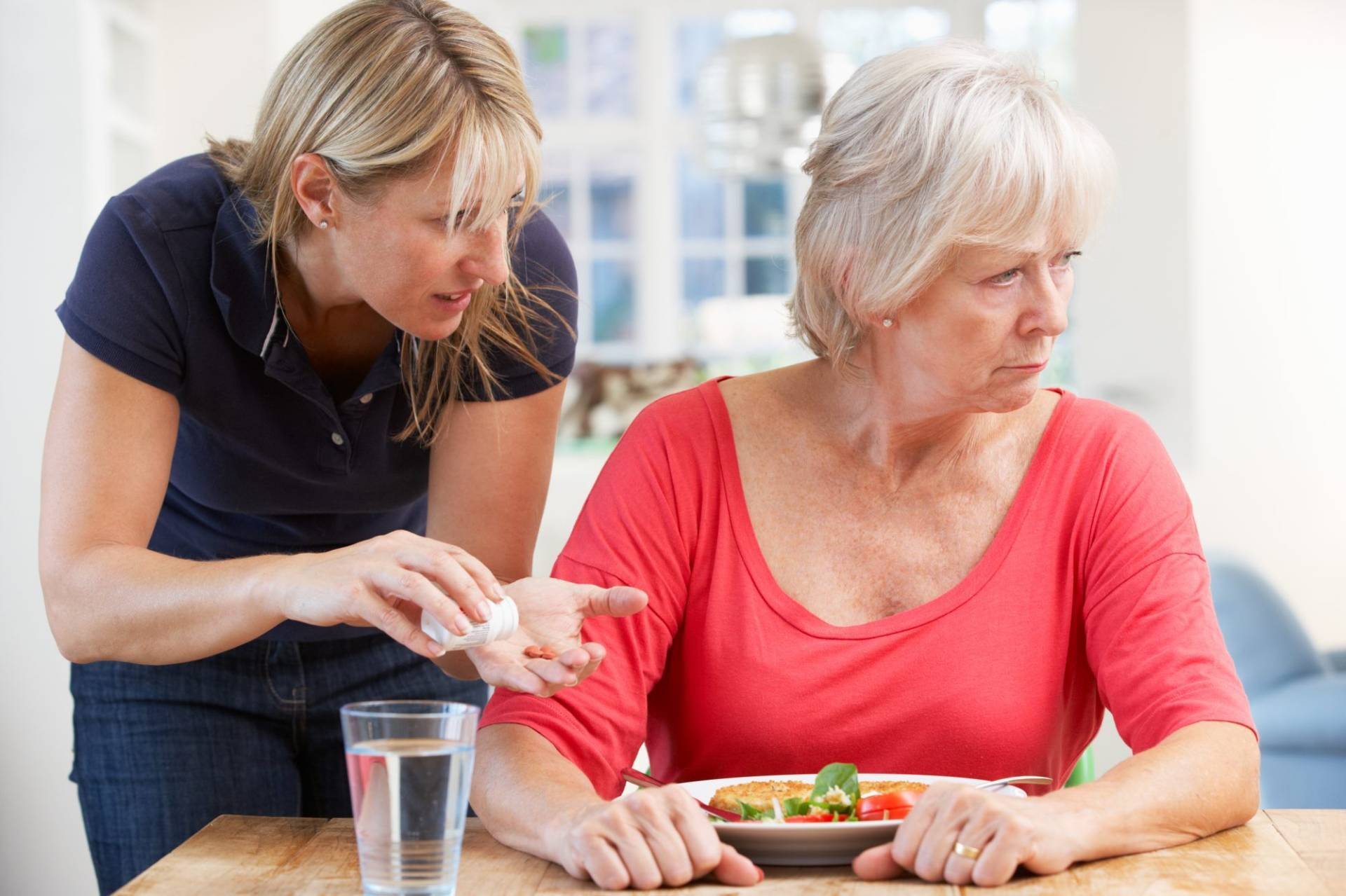 Что делать, когда пожилой родственник отказывается от еды
